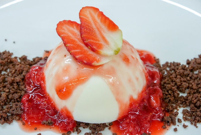 PANNA COTTA, CROCCANTE DI MANDORLE E CACAO, COULIS DI FRAGOLE