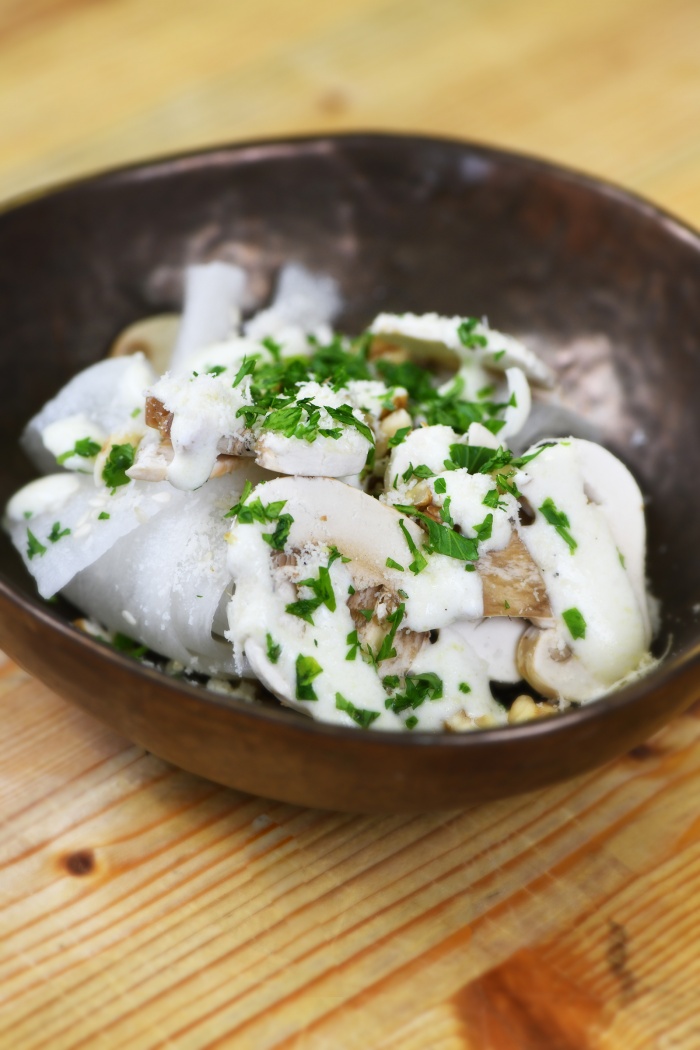 INSALATA DI SEDANO RAPA, CHAMPIGNON E GRANA CON DRESSING ALLO YOGURT
