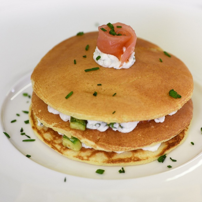 PANCAKE SALATI CON SALMONE E ROBIOLINO
