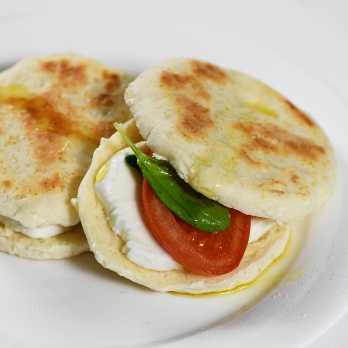 TIGELLE ALLO YOGURT CON RIPIENO DI CAPRESE