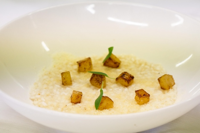 RISOTTO CACIO E PEPE CON PERE CARAMMELLATE