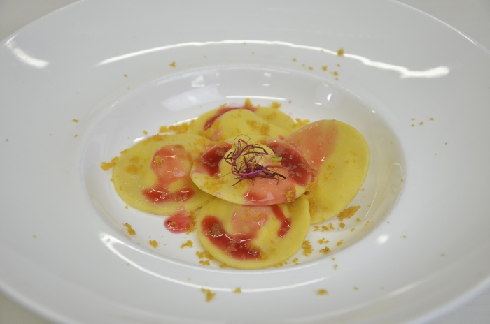 RAVIOLI CON PANNA, ZAFFERANO, BOTTARGA E LAMPONI