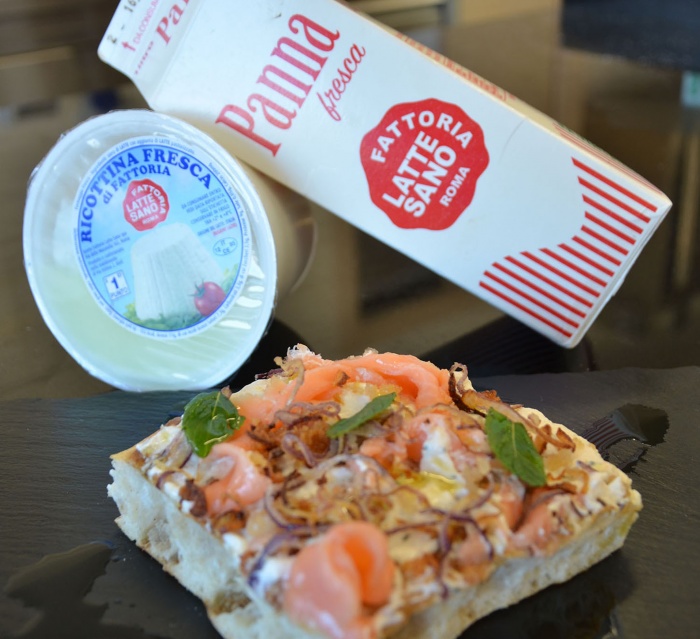 FOCACCIA CON MOUSSE DI SALMONE E CIPOLLA ROSSA DI TROPEA