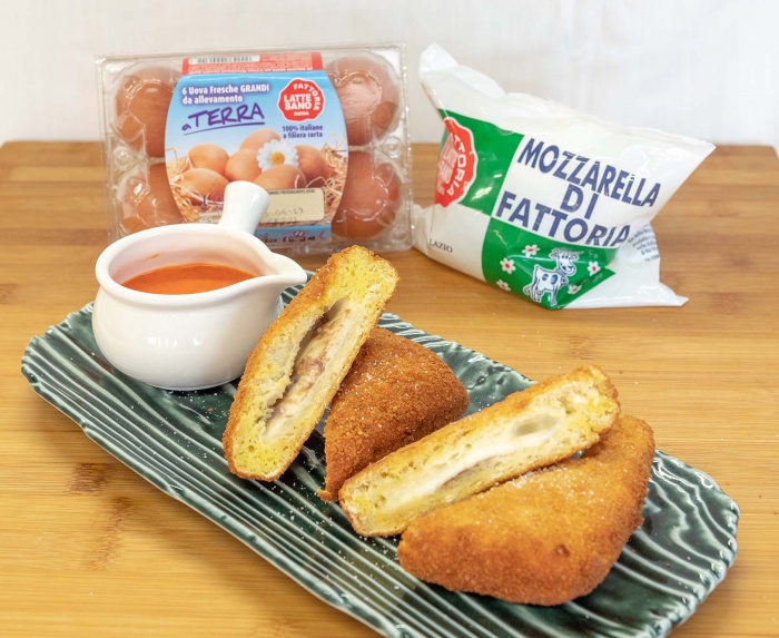 MOZZARELLA IN CARROZZA CON SALSA DI PEPERONI ARROSTO